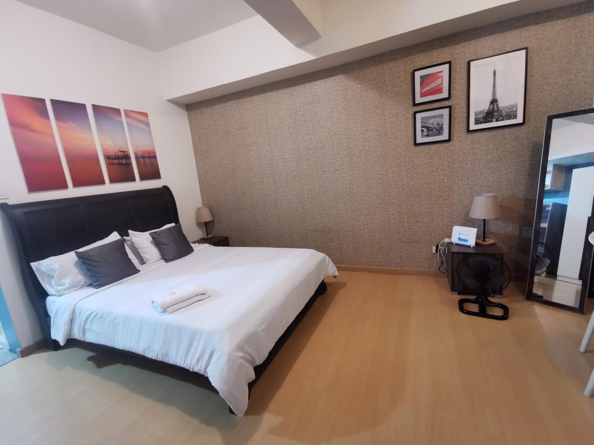 Caleze Avant At The Bgc * Manila